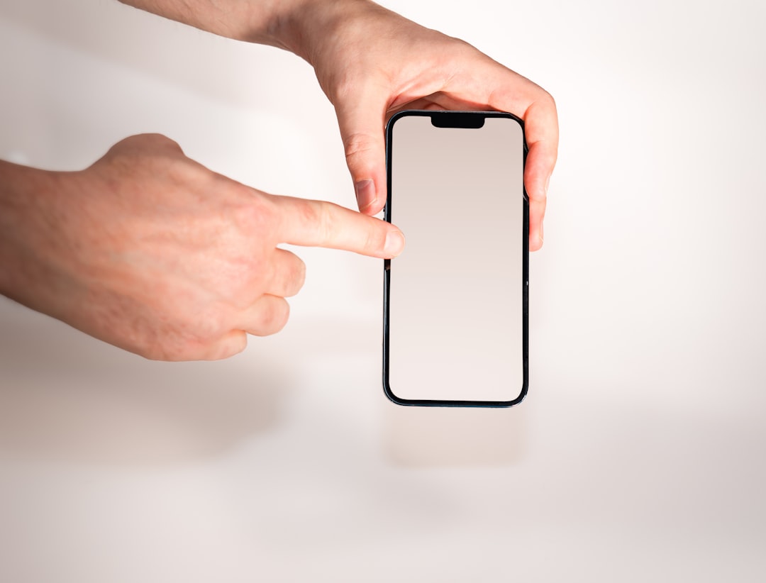 Apple Watch di pergelangan tangan menunjukkan data kesehatan, simbol fitur kesehatan baru Apple.