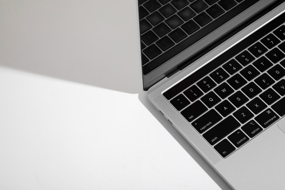 Laptop ASUS ProArt P16 dan P14 dengan desain profesional di atas meja, menampilkan layar cerah dan keyboard ergonomis.