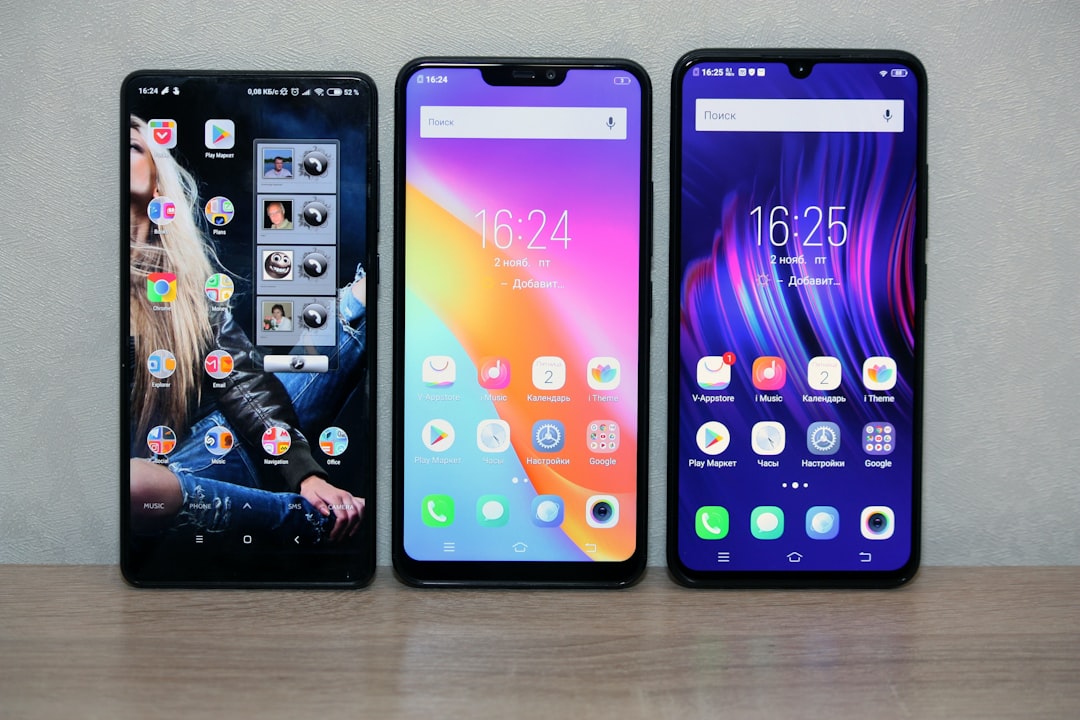 Dummy iPhone Lipat warna putih menampilkan desain yang belum dirilis