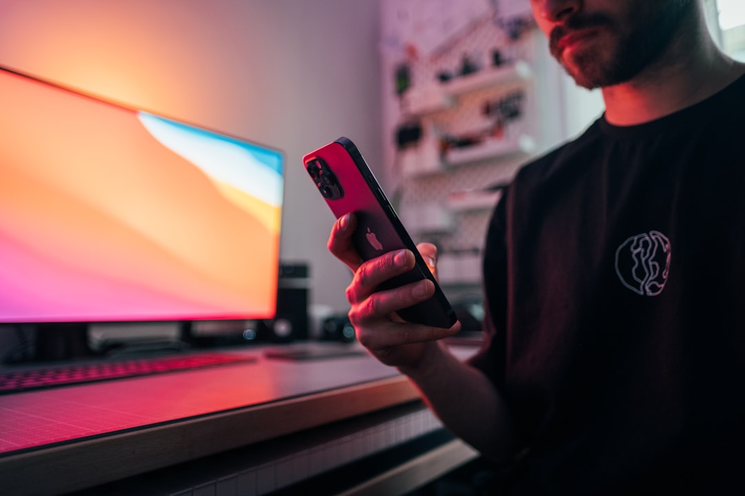 Ilustrasi berbagai model smartphone Oppo Find X10 series dengan ukuran layar yang berbeda-beda.