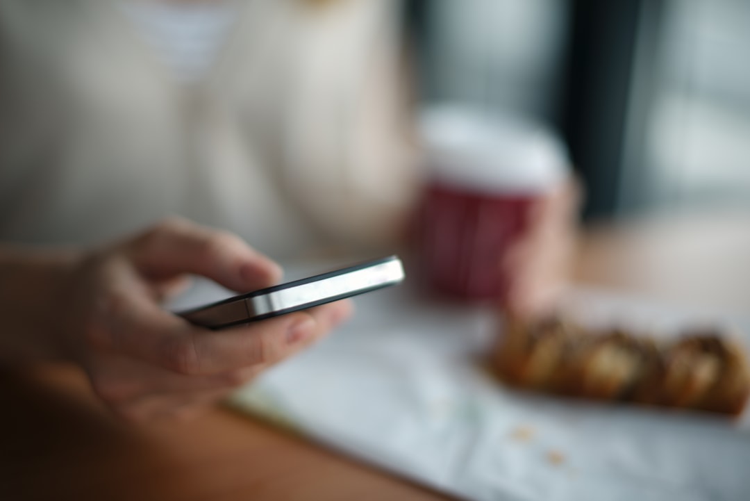 Gambar konsep atau bocoran Samsung Galaxy Z Fold 8 yang sedang dilipat atau dibuka, menunjukkan desain futuristik.