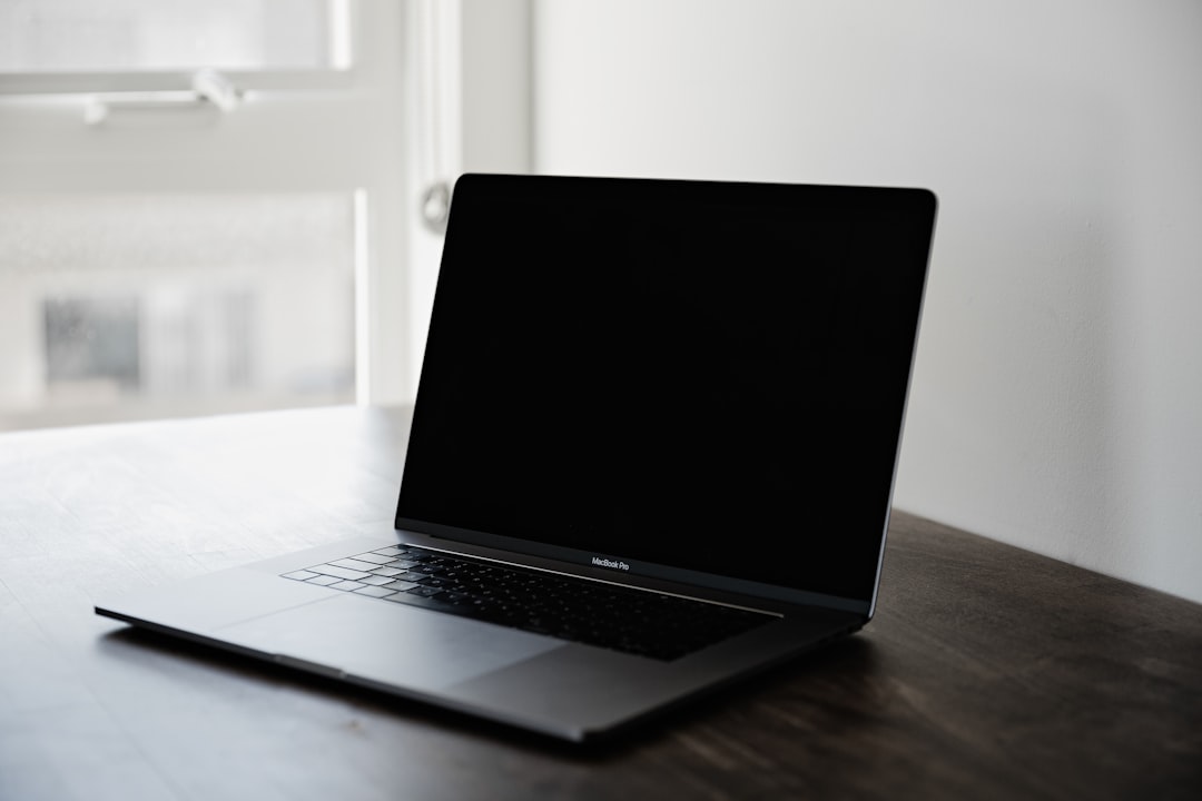 Laptop gaming Alienware 15 terbaru dari Dell dengan desain premium dan GPU RTX 5060.