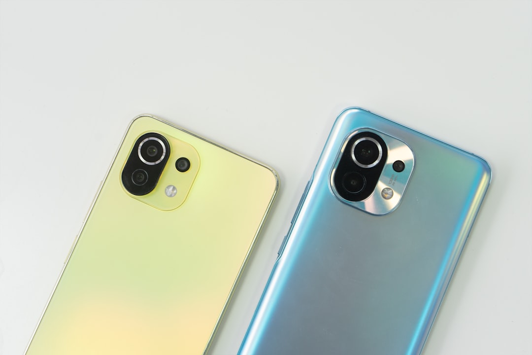 Dua smartphone flagship, Oppo Find X9s dan Samsung Galaxy S26, berdampingan menampilkan desain dan layar canggih mereka, siap dibandingkan fitur dan performanya.