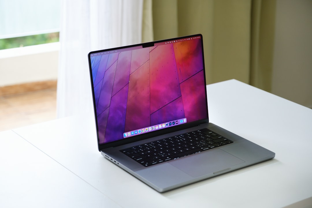 Ilustrasi laptop dengan antarmuka Android dan logo Google AI yang futuristik.
