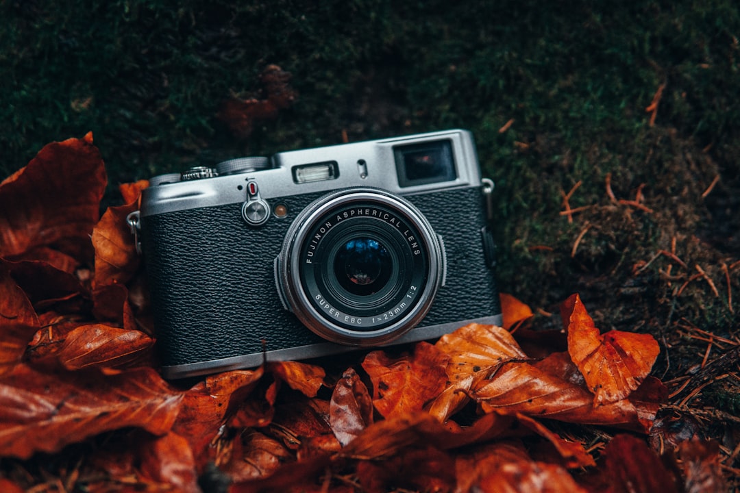Seorang fotografer sedang memegang vivo X300 Ultra yang terpasang dengan teleconverter, siap untuk mengambil gambar detail dari kejauhan.