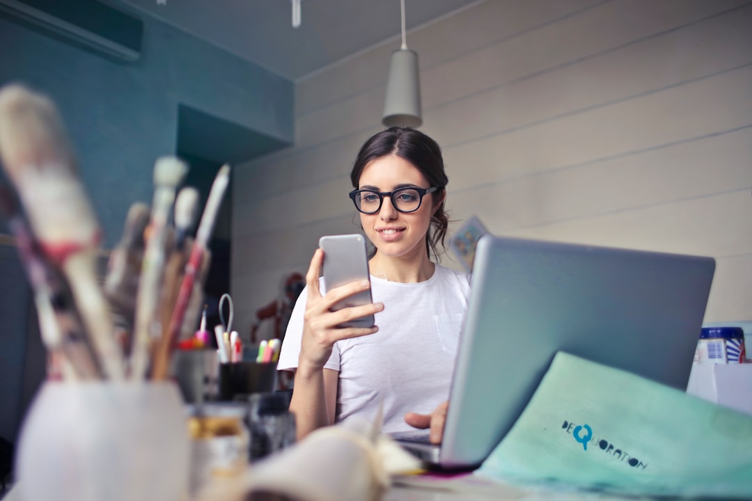 Gambar layar Bubble Oppo menempel pada bodi smartphone