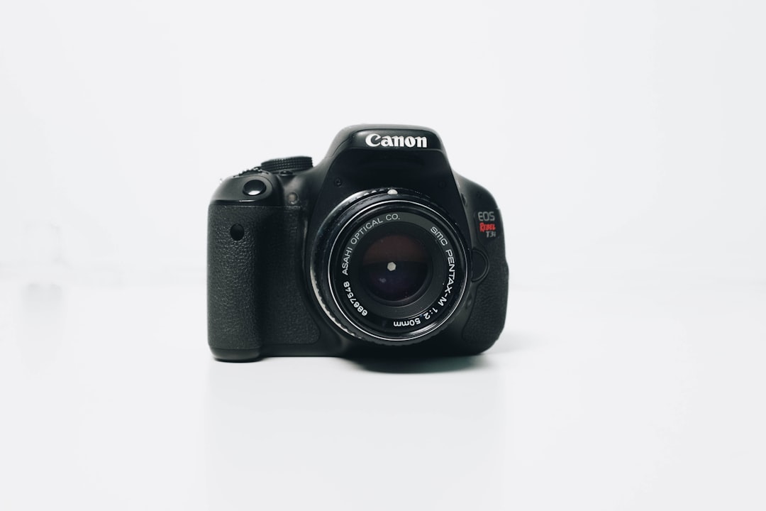 Kamera 360 Insta360 Luna Ultra yang canggih dan futuristik