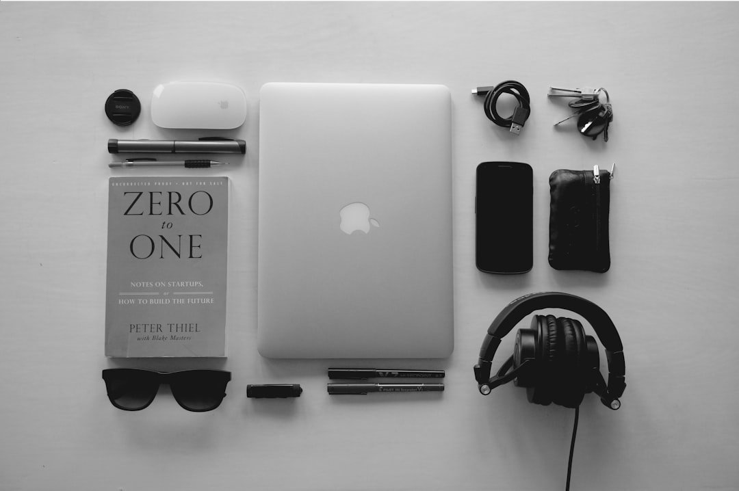 Gambar sepasang earbud iQOO TWS 5i berwarna hitam yang elegan, menunjukkan desainnya yang ringkas dan modern, dengan latar belakang teknologi.