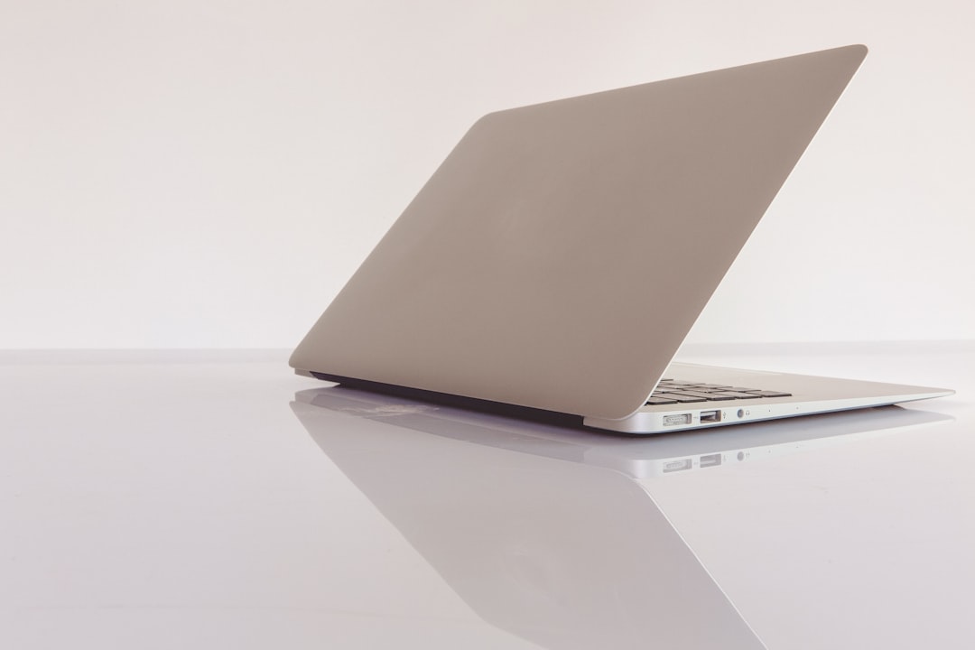 Laptop Lenovo IdeaPad Slim 5i terbaru dengan layar 120Hz menampilkan desain modern dan chip Intel Wildcat Lake.