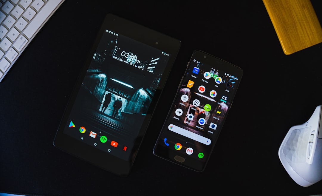 Grafik perbandingan penjualan smartphone global Q1 2026, menunjukkan dominasi iPhone 17 dan posisi Galaxy S26 Ultra di pasar.