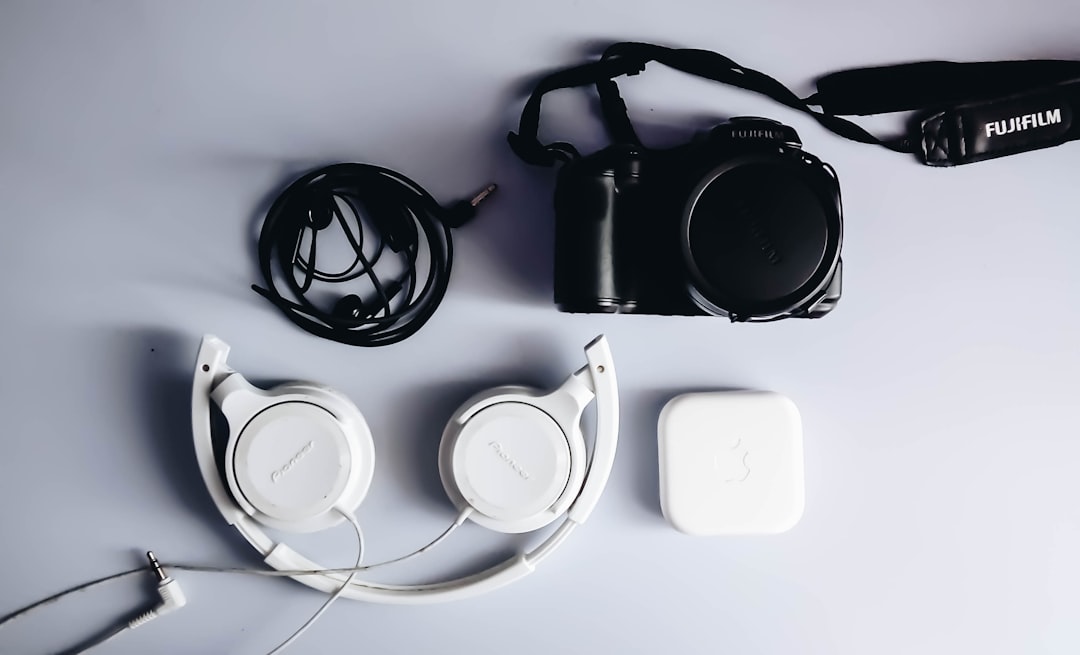 Sepasang earbud nirkabel Moto Buds 2 dengan casing pengisi daya, menyoroti fitur audio premium dan pembatalan bising.