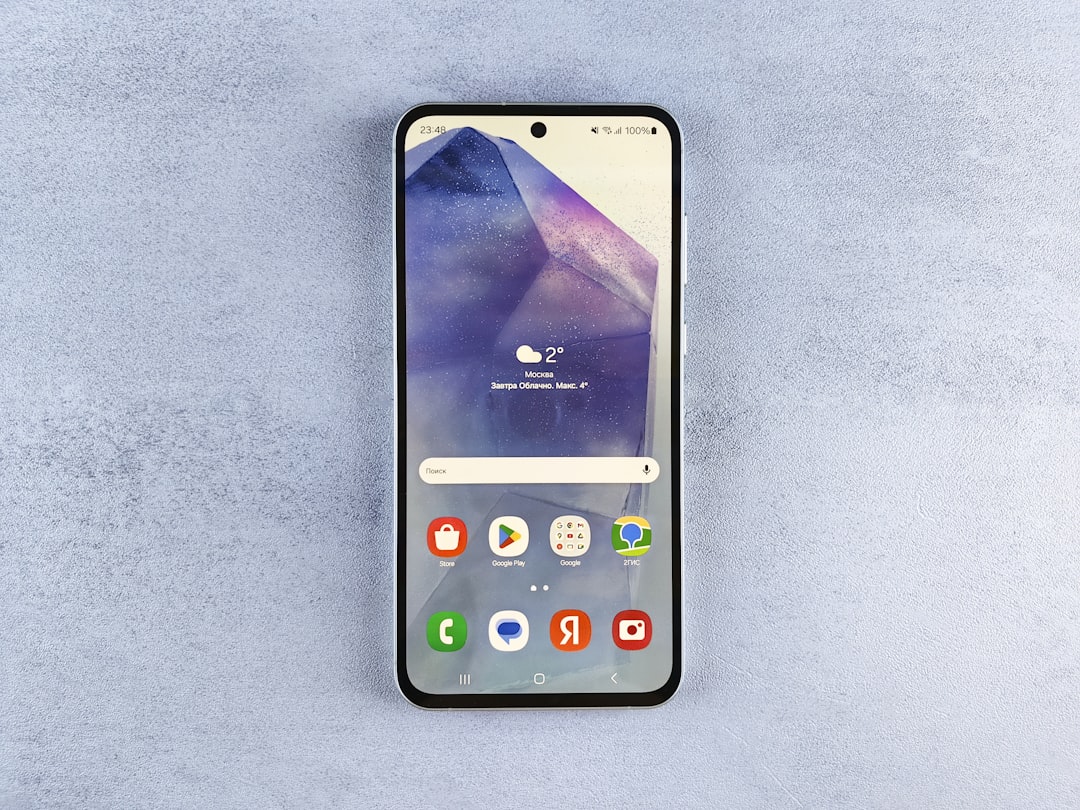 Render Motorola Moto Edge (2026) berwarna emas champagne menunjukkan bagian belakang dan samping smartphone dengan detail kamera yang elegan.