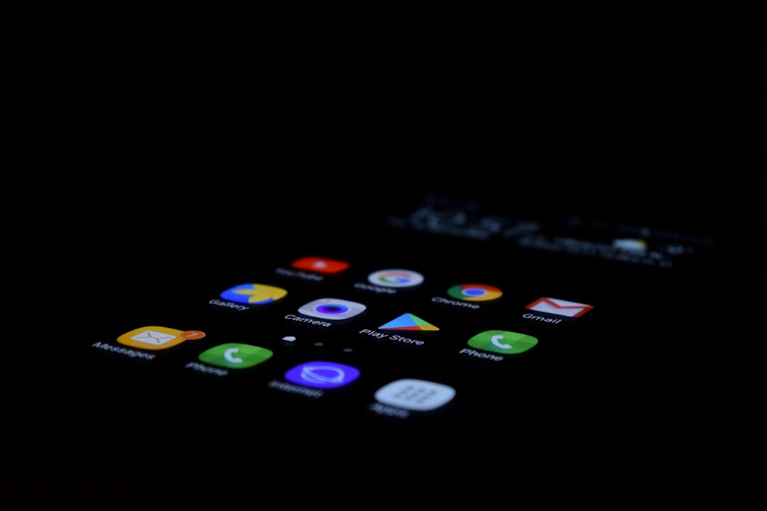 Perbandingan dua smartphone, OnePlus Nord CE 6 Lite dan Moto G37 Power, diletakkan berdampingan untuk menunjukkan perbedaan desain.