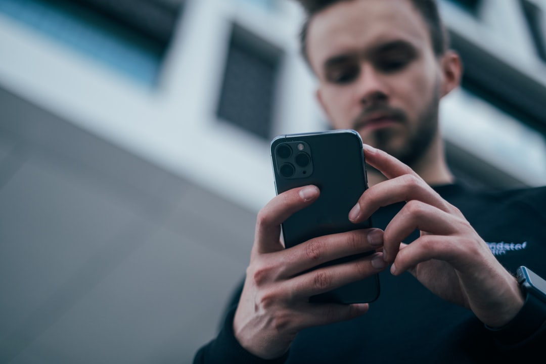 Tampilan antarmuka OxygenOS 17 pada smartphone OnePlus dengan logo update terbaru.