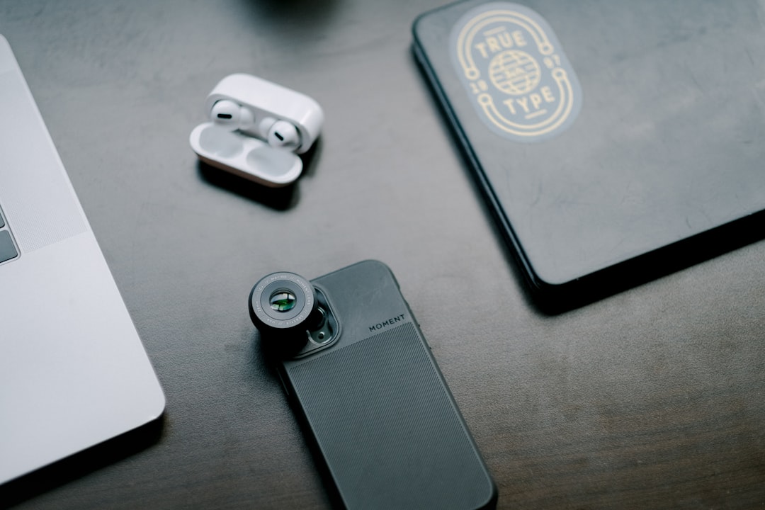 Perangkat audio kompak kecil berwarna hitam yang terhubung ke speaker klasik, dengan indikator Wi-Fi menyala.