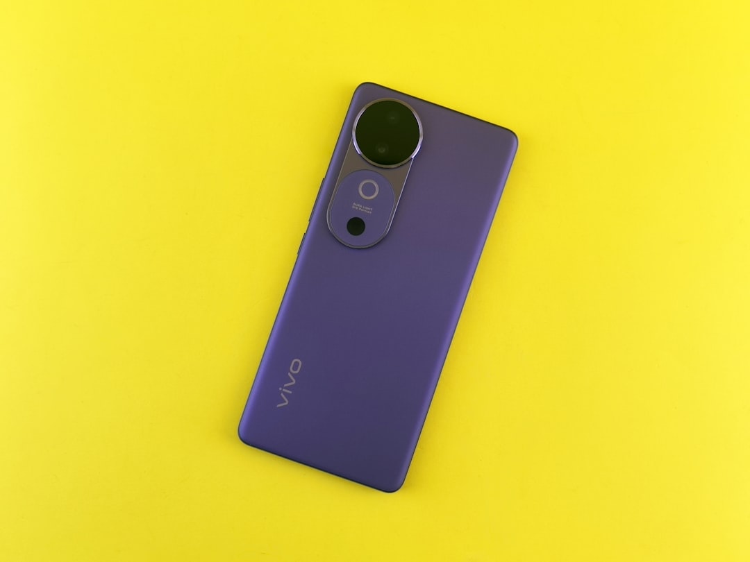 Dua smartphone, OnePlus Nord CE 6 Lite dan Realme Narzo 90, disandingkan untuk perbandingan fitur dan desain