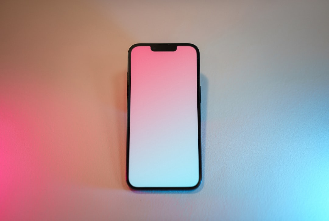 Ilustrasi perbandingan smartphone OnePlus Nord CE 6 dan Redmi Note 15 Pro+ dengan sorotan fitur utama.