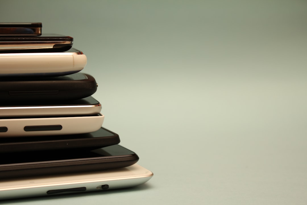 Unit dummy Phone 18 Pro menampilkan empat pilihan warna baru yang menawan, termasuk varian 'Dark Cherry' yang mewah dan menarik perhatian.