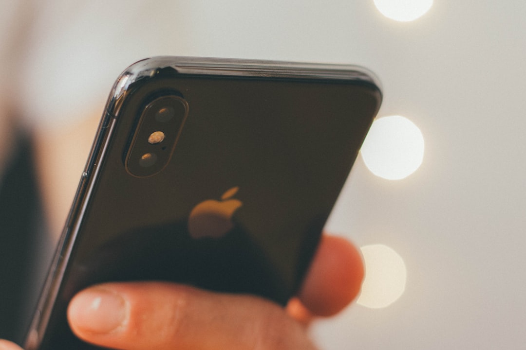 Tiga power bank MagSafe, merek Anker, Belkin, dan Ugreen, mengisi daya iPhone di tahun 2026