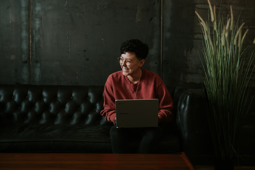 Laptop Lenovo ThinkPad E14 atau E16 terbaru berwarna hitam, menampilkan desain modern dan layar cerah beresolusi tinggi 120Hz, dengan fokus pada keyboard dan touchpad.