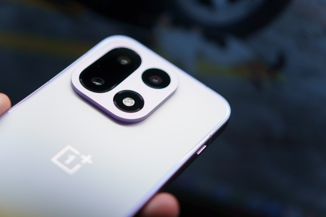 Gambar sepasang earbud Vivo TWS 5e berwarna hitam di dalam casing pengisi daya, menyoroti daya tahan baterai 55 jam dan fitur peredam bising aktif (ANC) 55dB yang superior.