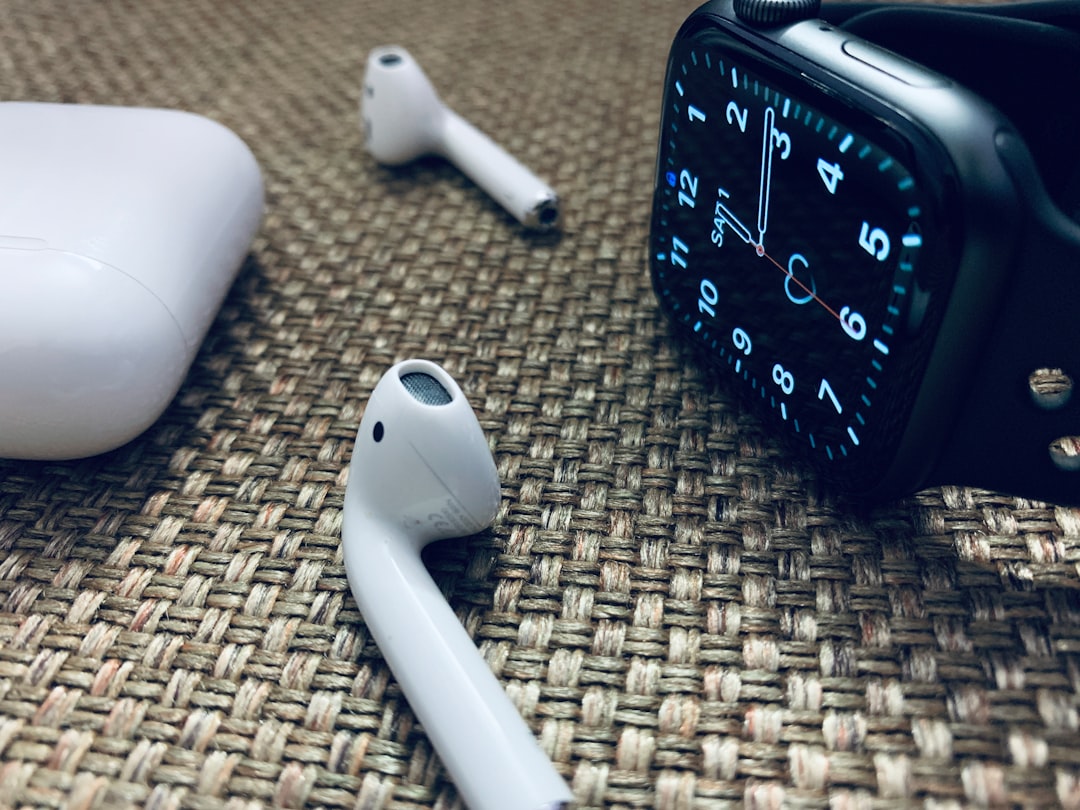 Kipas angin portable Xiaomi Mijia dengan desain minimalis sedang digunakan di luar ruangan, menunjukkan daya tahannya.